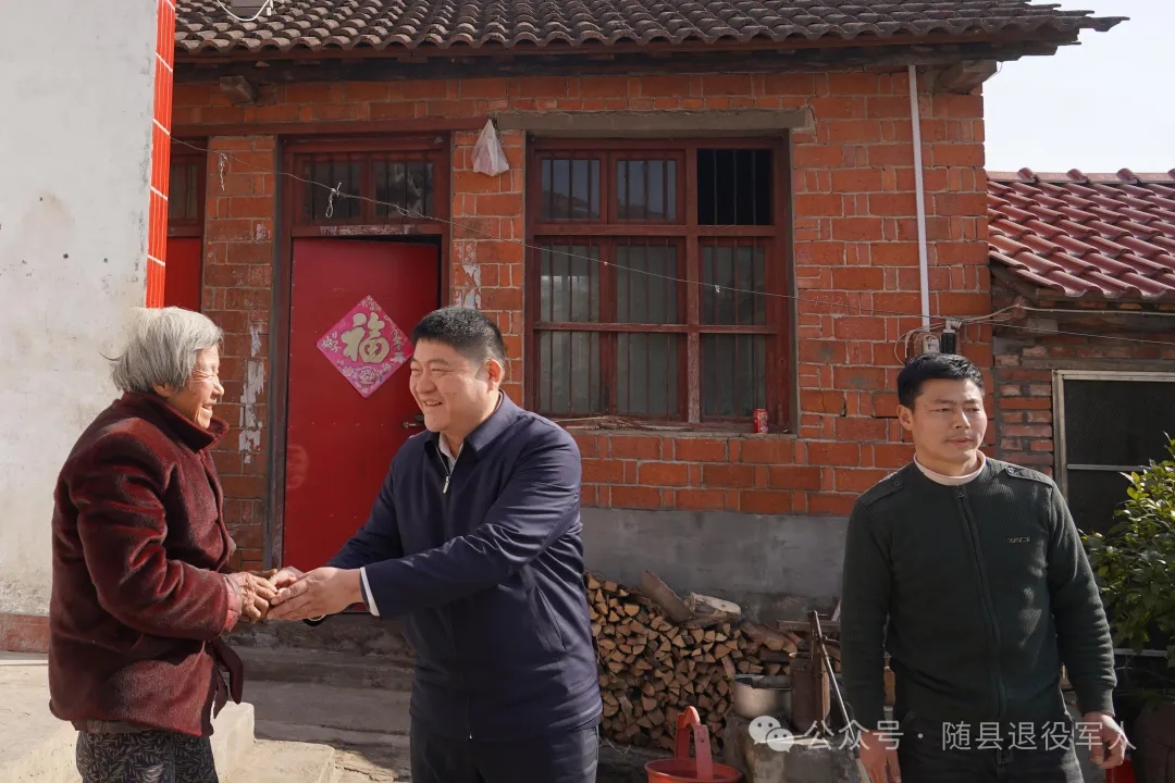 随县县委副书记县长姜辛辛到洪山镇朱集村看望慰问跳水救人退役军人