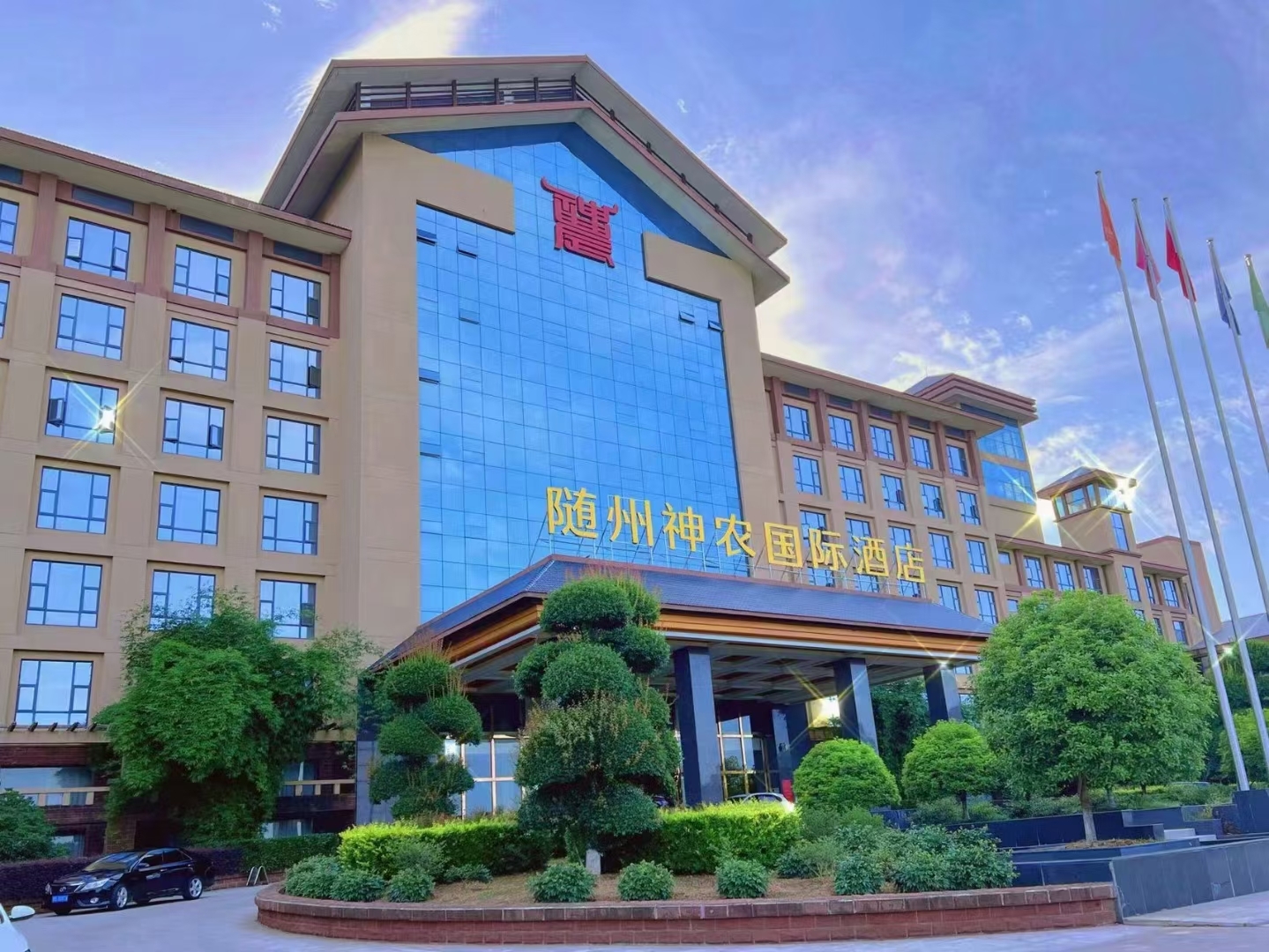 随州神农国际大酒店位于炎帝神农故里,比邻随县新政府,由随州市宏伟