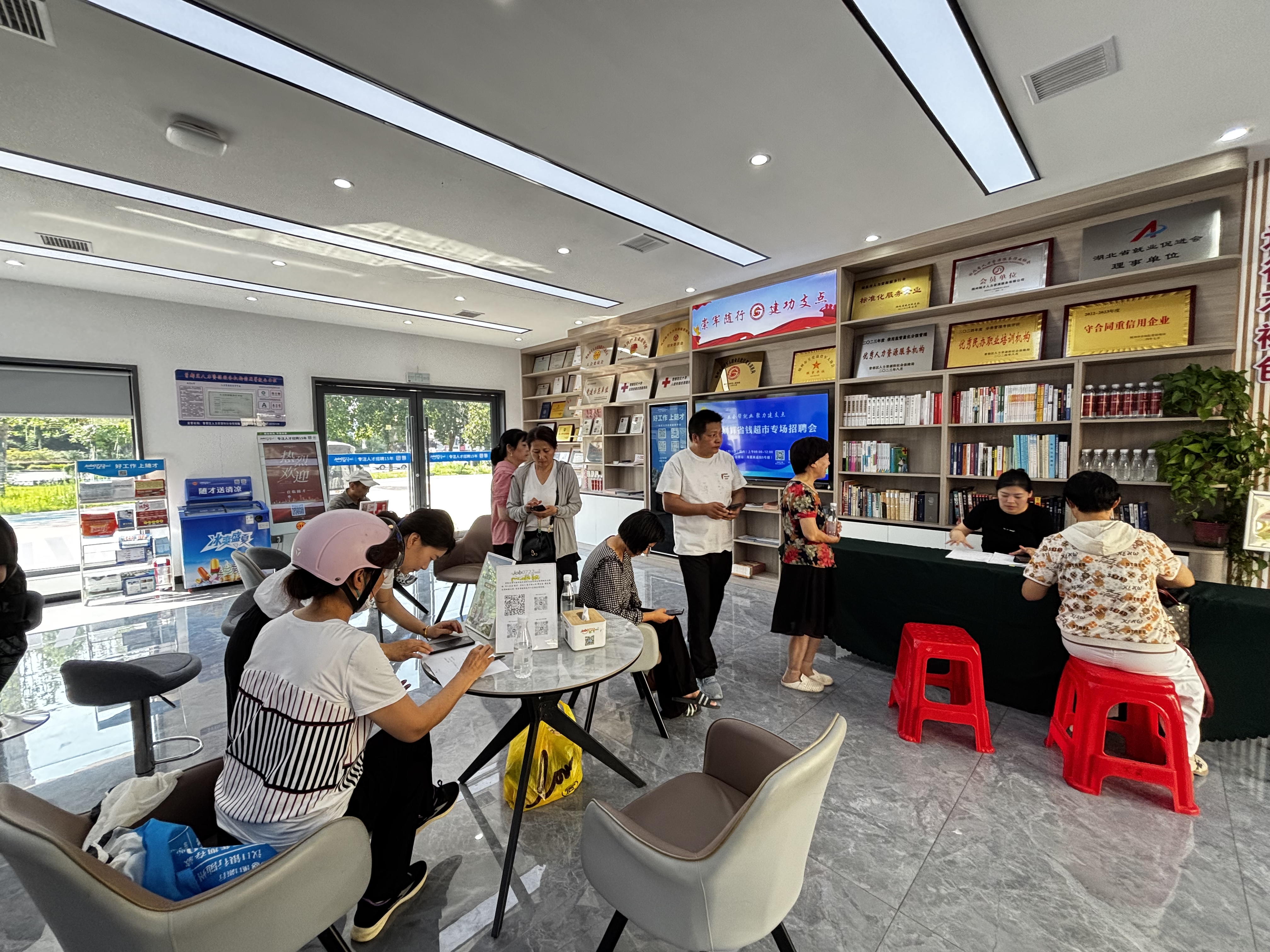 工会帮就业 聚力建支点|随才工会驿站举行SJ巨划算超市专场招聘活动